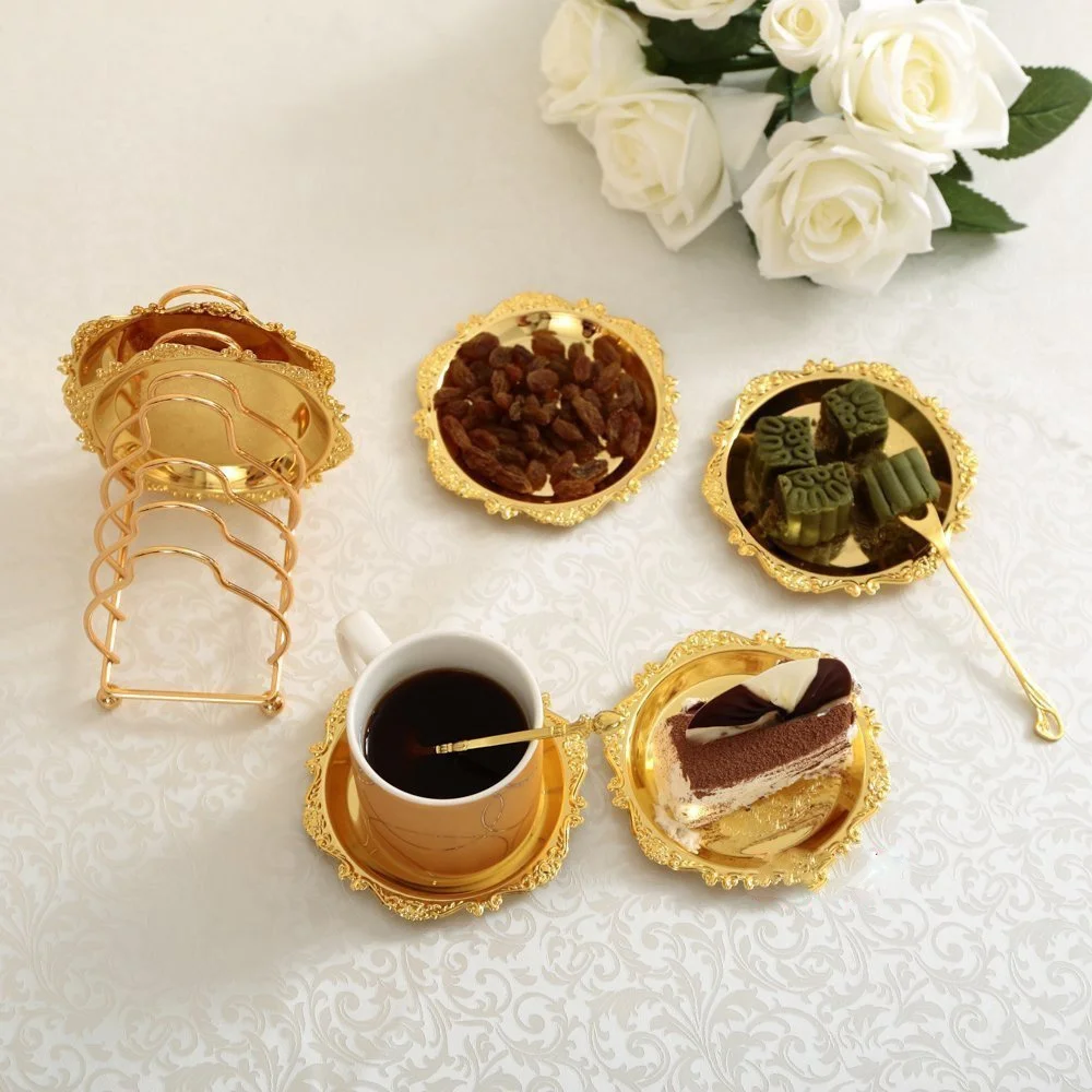 Металлический изысканный поднос для торта с золотыми коктейльными подставками