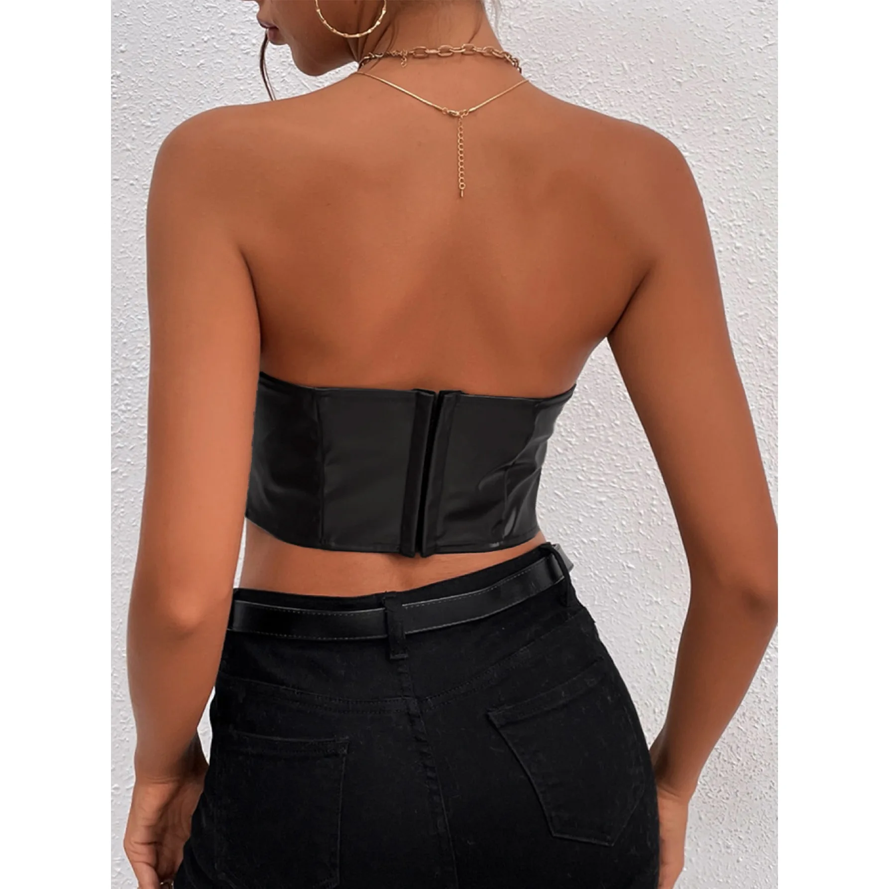 Женский укороченный топ из ПУ кожи с открытыми плечами