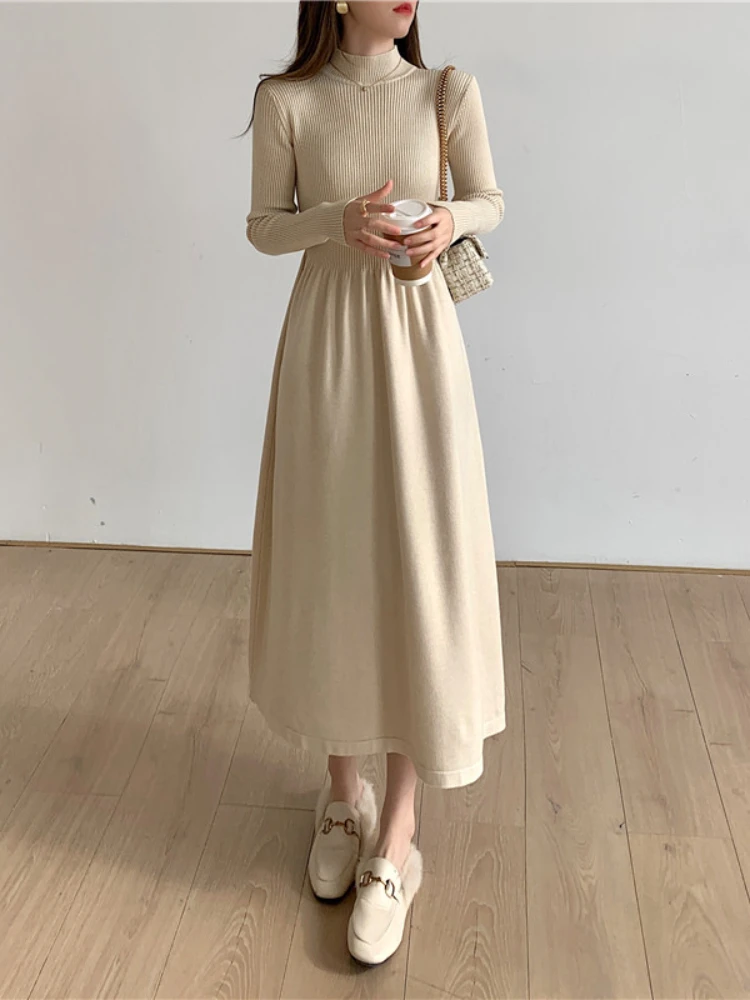 

Женское трикотажное платье-свитер с длинным рукавом и высоким воротником