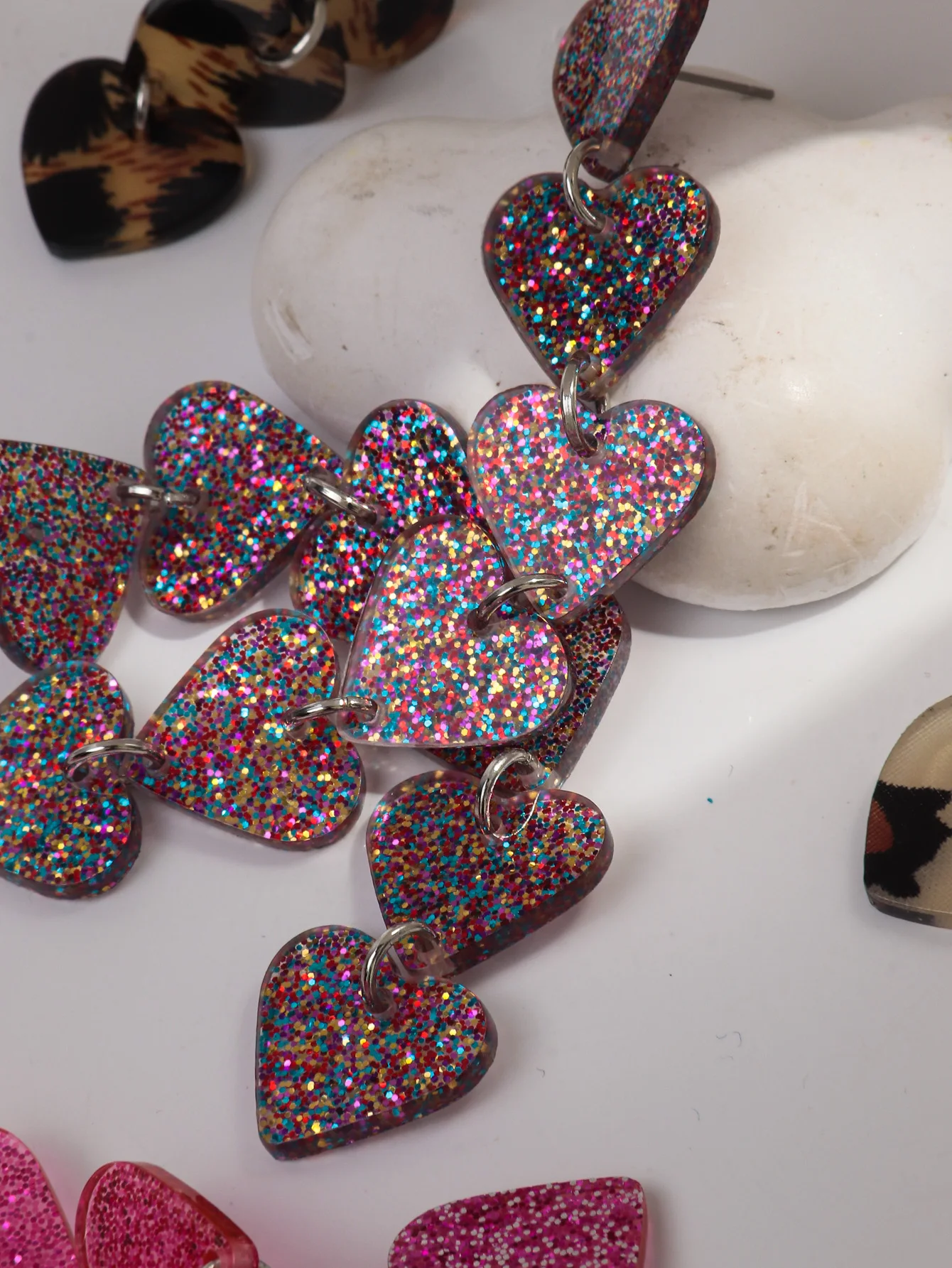 Новые акриловые длинные висячие серьги с леопардовым принтом и 6 сердечками для