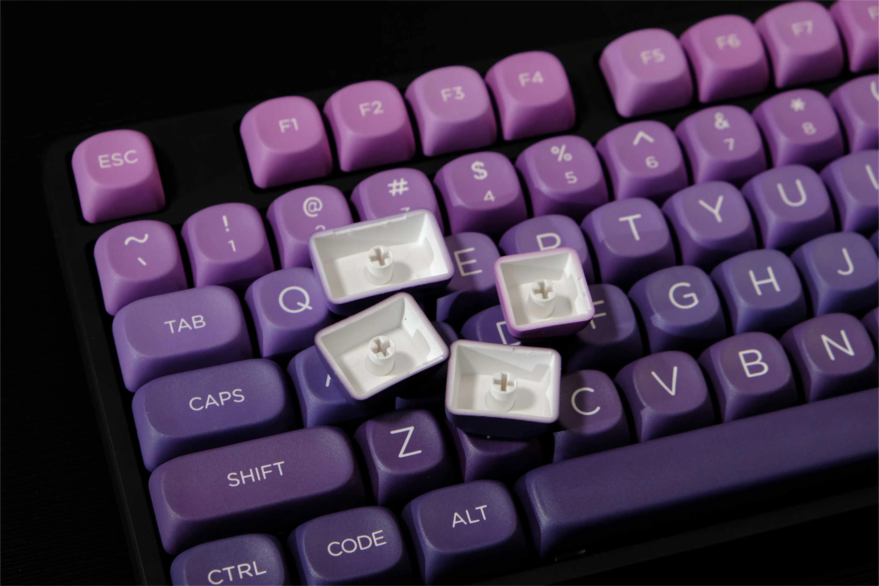 Фото Клавишные колпачки GMK Lucky Purple Gradient, 126 клавиш, материал PBT, профиль MOA XOA, DYE-SUB, для механической клавиатуры с переключателями MX №4