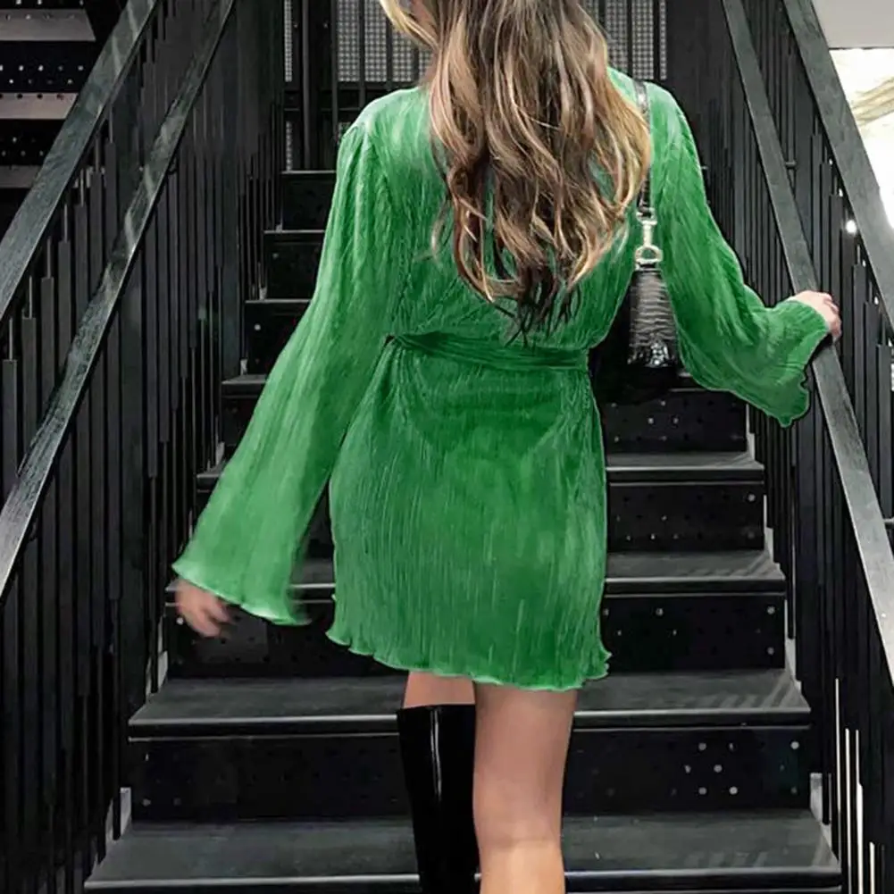 

Женское платье-мини с поясом и пуговицами