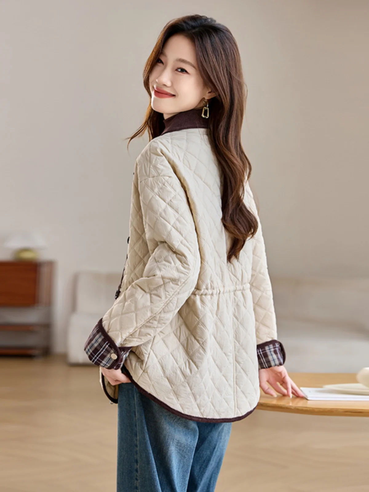 Изящное лоскутное клетчатое пальто с ромбовидным утеплителем для женщин 2024