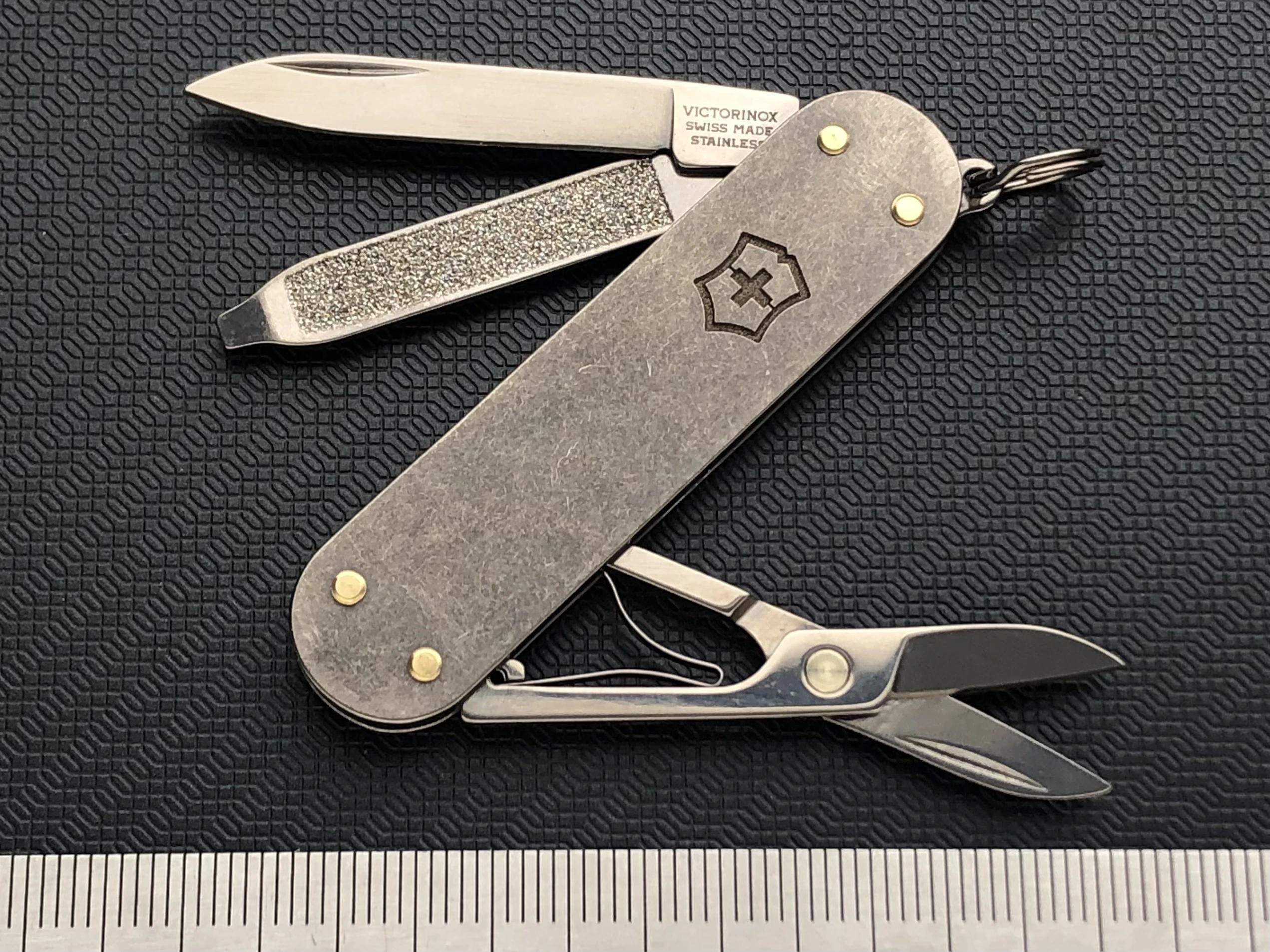 

Custom Swiss Army Knife VICTORINOX 58MM TC4 Handle 0.6223 Classic sd