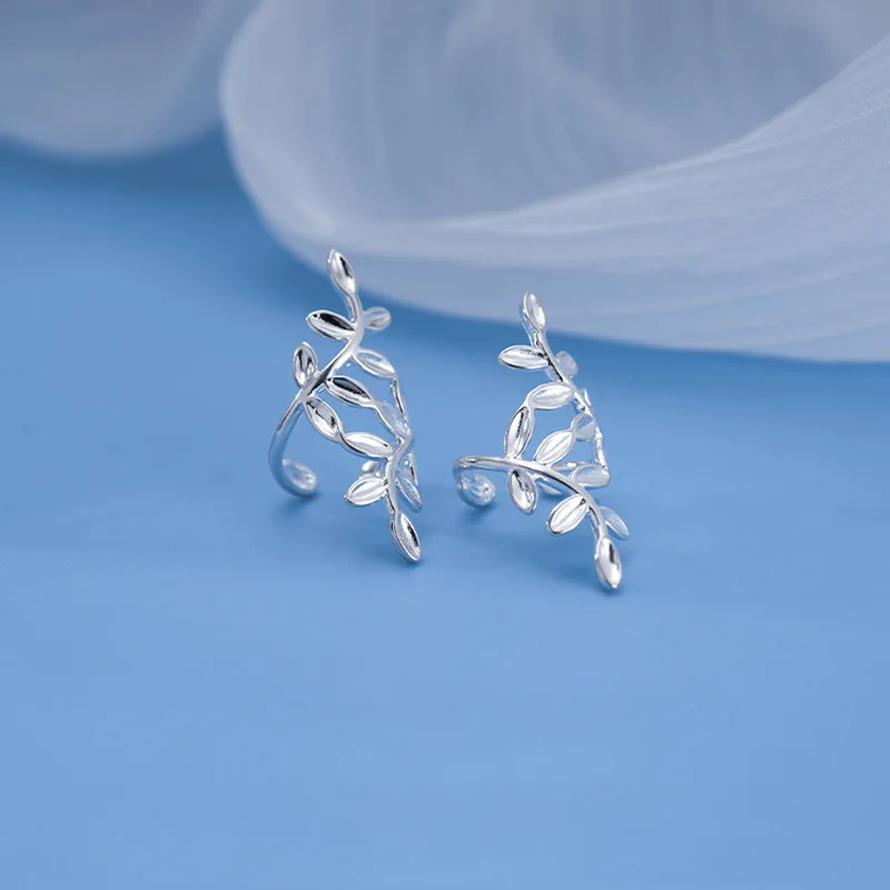 Женские серьги-клипсы в виде листьев серебристого цвета 1 шт.