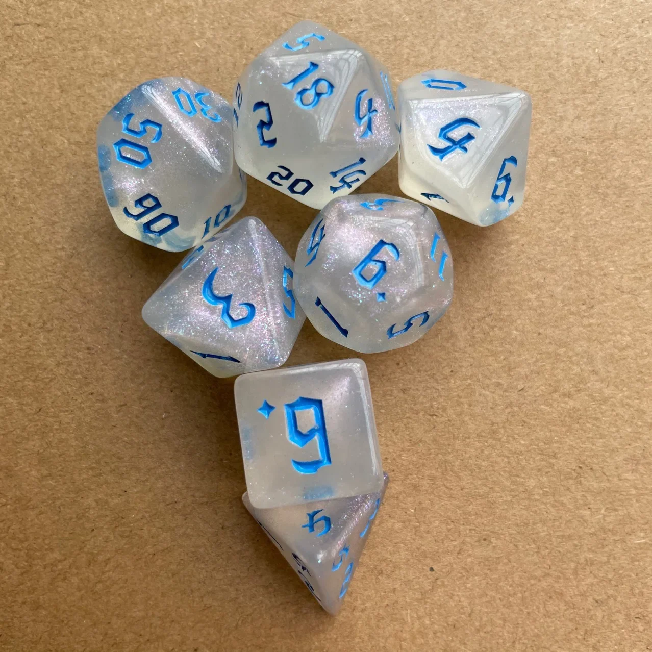 

7 Pcs Set New Style of Gold Font Polyhedral Table Game Digital Dice for DND TRPG RPG D20 D12 D10 D8 D6 D4 Board Gaming Dices Kit