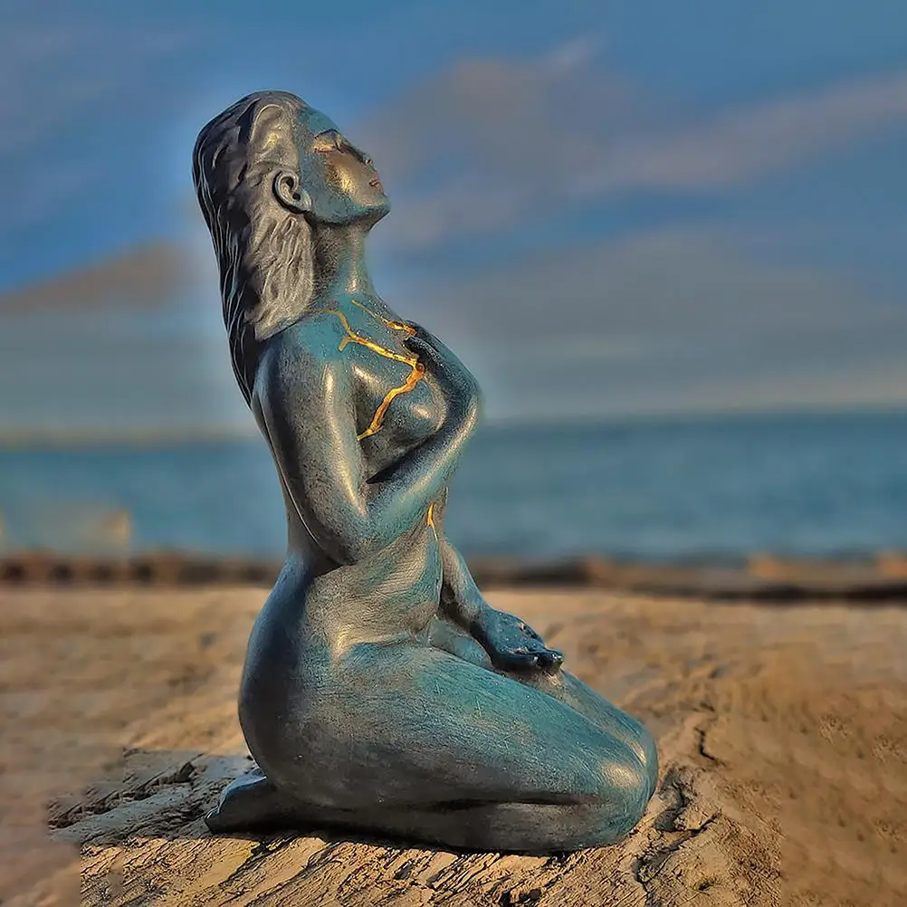 Статуя самовлюбленной и восстанавливающей богини поделки из смолы