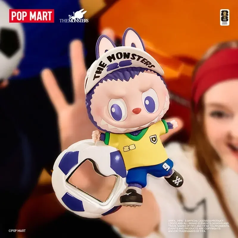 Фото POP MART LABUBU THE MONSTERS FIFA Series Открывалка для бутылок, магнит на холодильник, модная коллекционная фигурка, аниме-фигурка, игрушки-сюрпризы, куклы №2
