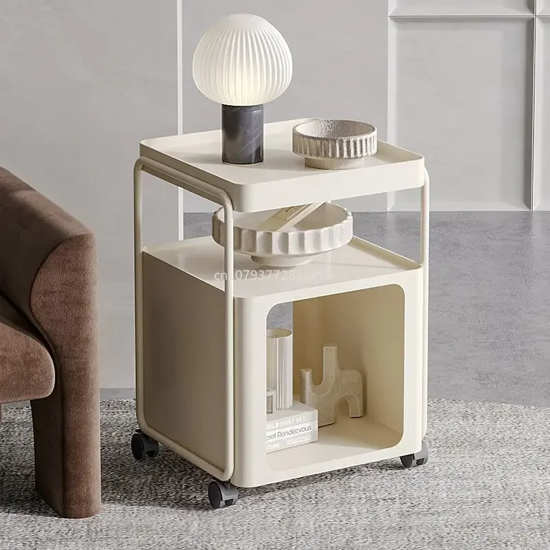 Несколько диванов для гостиной Маленький журнальный столик балкона и спальни