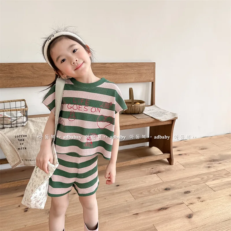 

Детский летний комплект, новинка 2023, модная футболка с коротким рукавом и шорты в полоску в Корейском стиле для девочек, комплект из двух предметов для детей