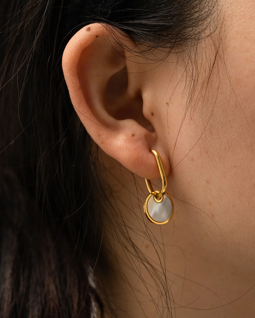 

DEAR-LIFE Women's fashion new titanium steel earrings white mother of pearl round pendant U-shaped earrings jewelry jewelry