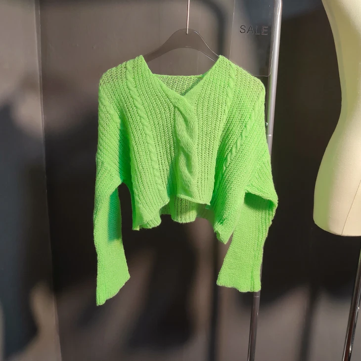 Женский ТРИКОТАЖНЫЙ УКОРОЧЕННЫЙ ТОП с длинным рукавом и V-образным вырезом