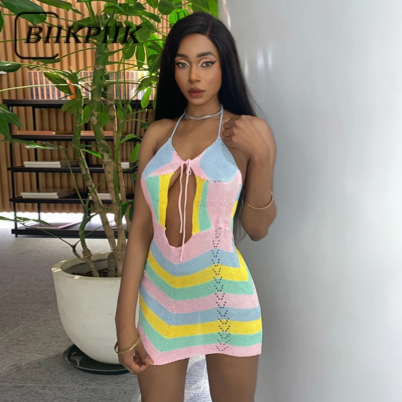 

Женское трикотажное платье с лямкой на шее и открытой спиной