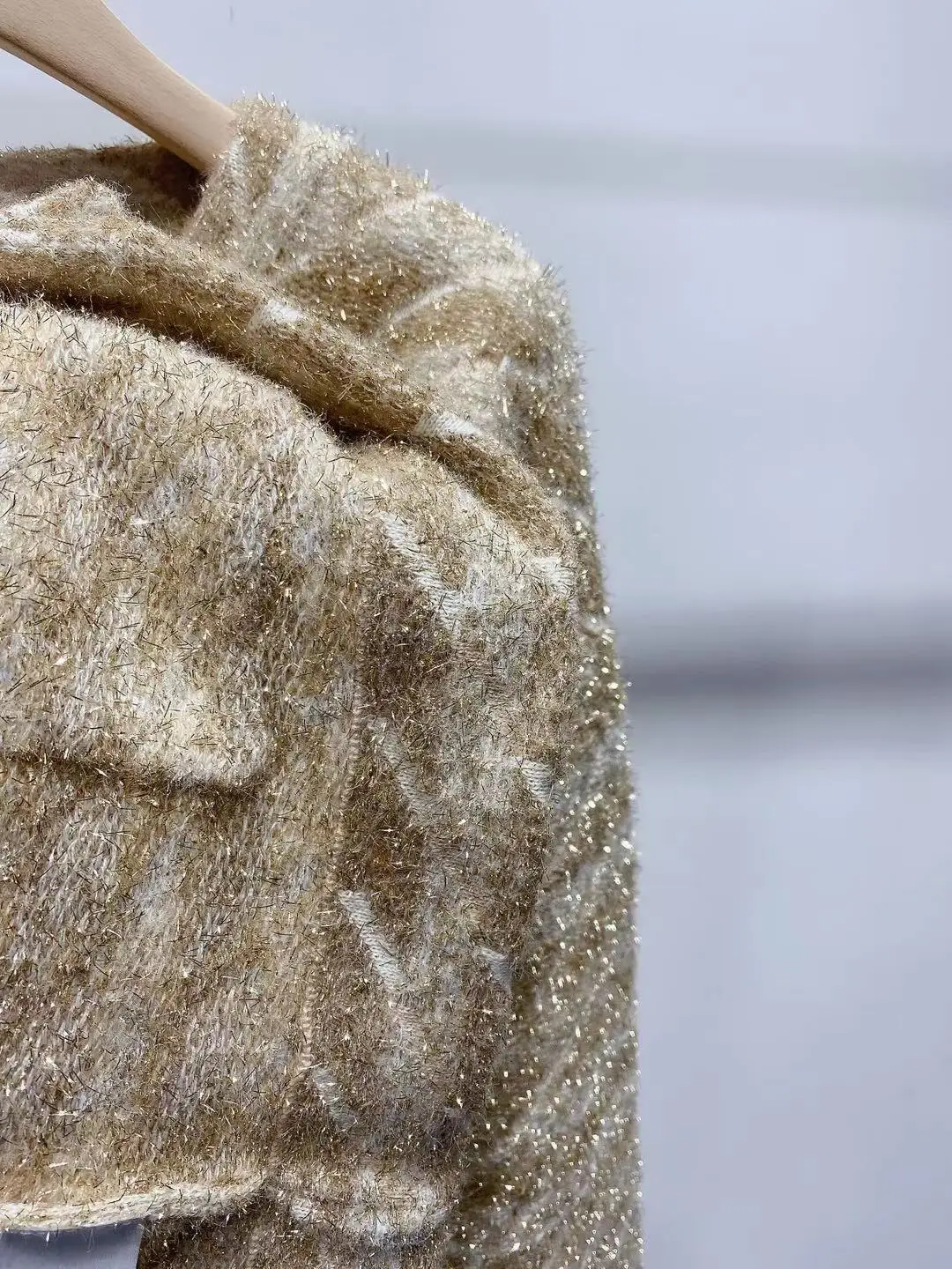 Женский яркий однобортный свитер с круглым вырезом и золотистой нитью клетчатый