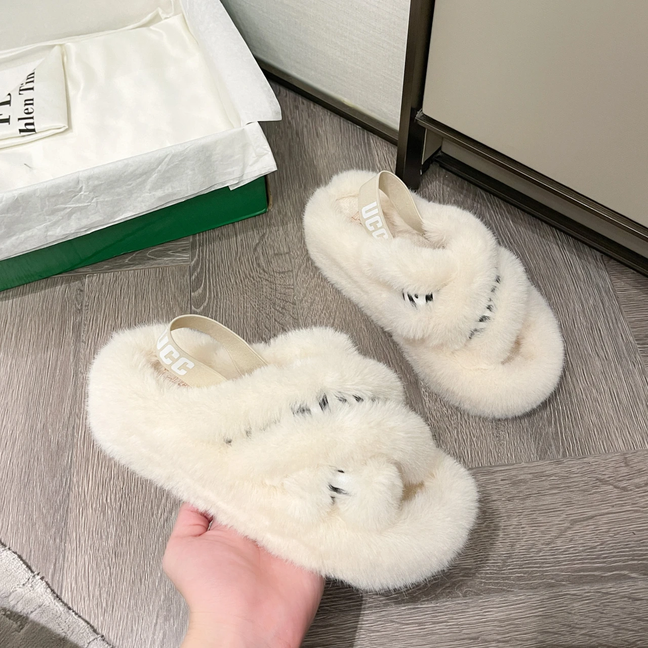 

Fluffy Women Plush Fur House Slippers Sandals Fashion Non-Slip Indoor Boots Female for Home Use Luxury Thick Flats Outdoor Shoes