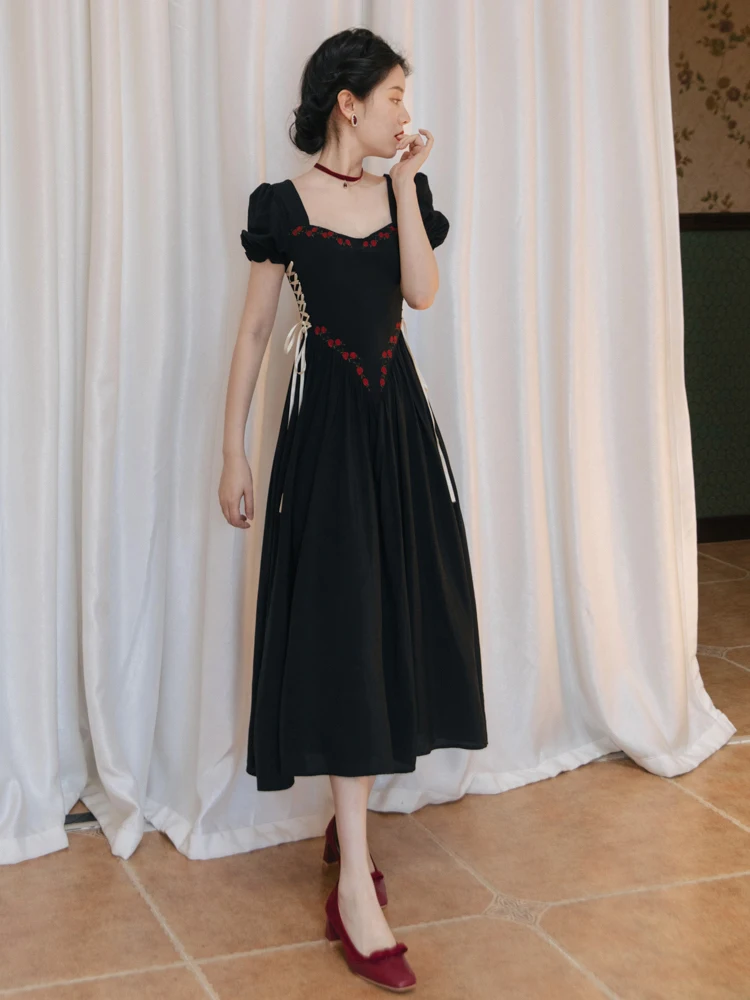 Женское винтажное платье с вышивкой черное облегающее рукавами-фонариками и