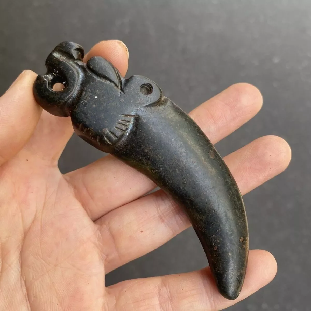 Старинный китайский Хуншань культура ручная резьба амулет тигровый зуб