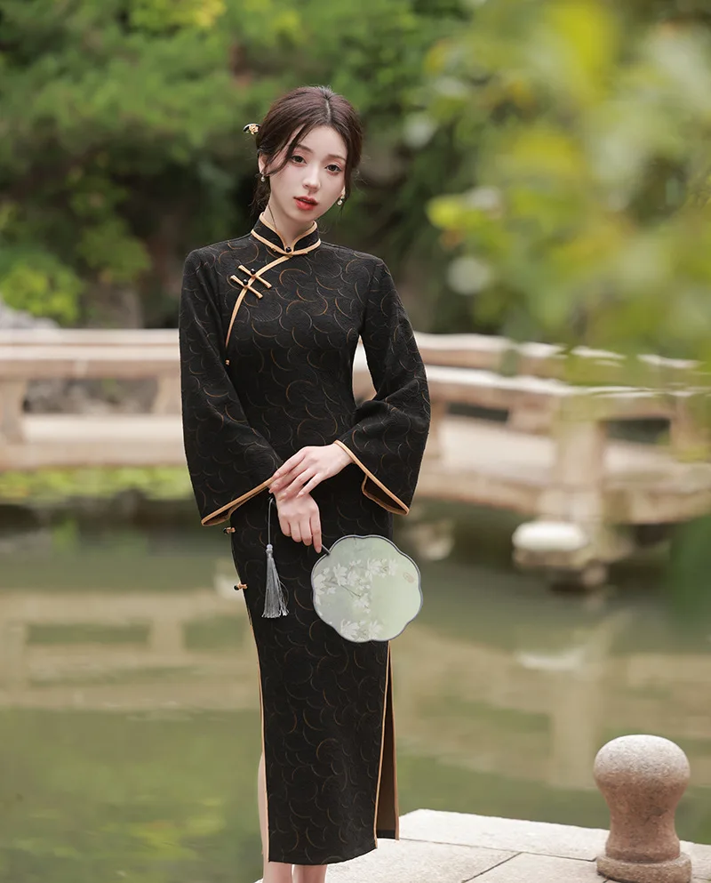 Черное китайское женское платье-Ципао с воротником-стойкой и расклешенными