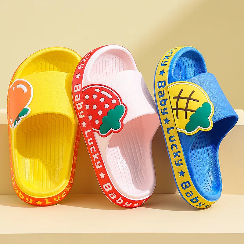 Zapatos de verano para niños y niñas, sandalias antideslizantes de fresa, chanclas divertidas de interior, 2022