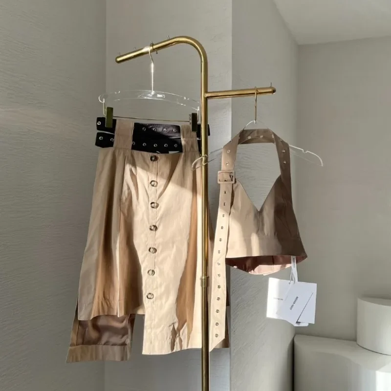 Женский костюм цвета хаки с юбкой и лямкой на шее