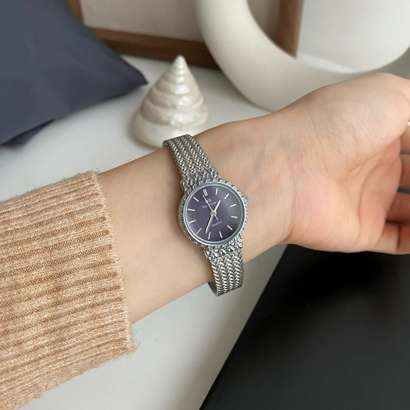 Часы наручные женские кварцевые с маленьким циферблатом