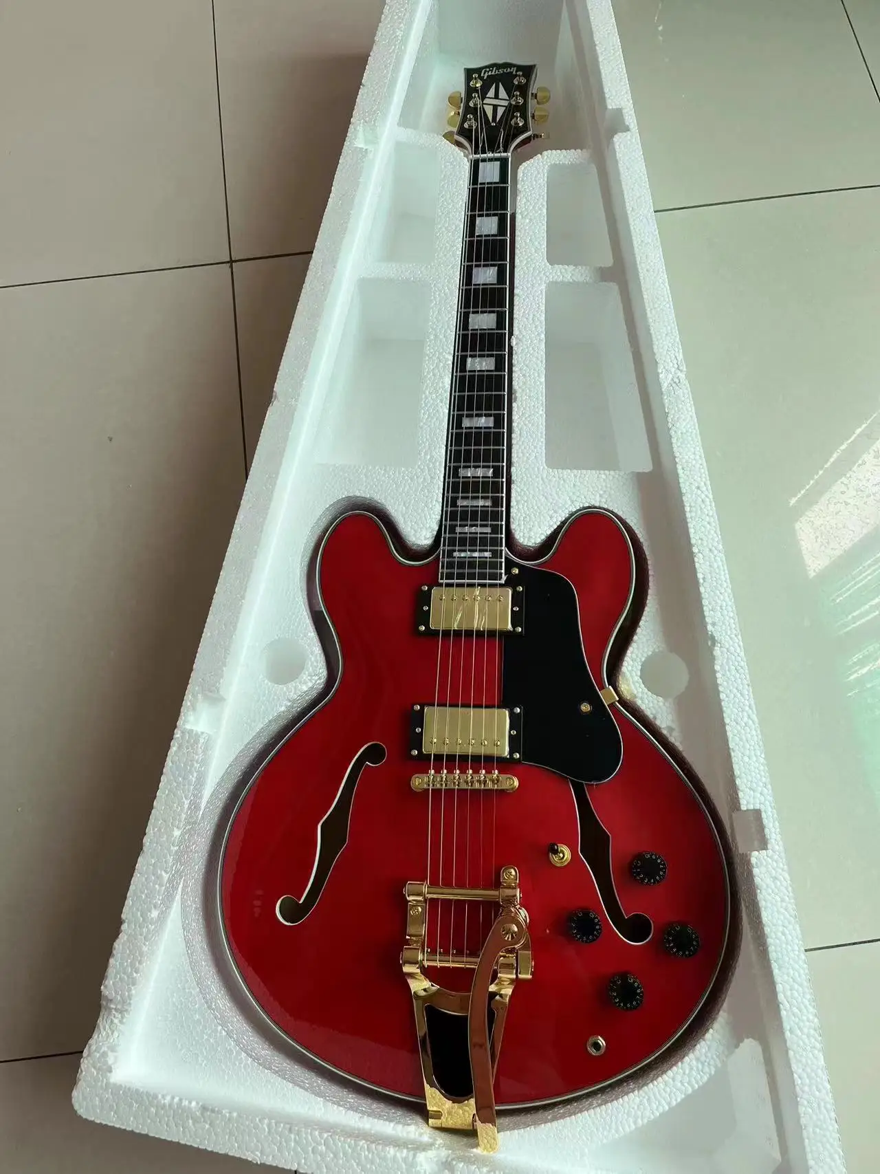 

Отправьте магазин на заказ в течение 3 дней, верх Tiger Maple 335 красный, черный и имбирный, в комплекте с электрической гитарой и Bigsby