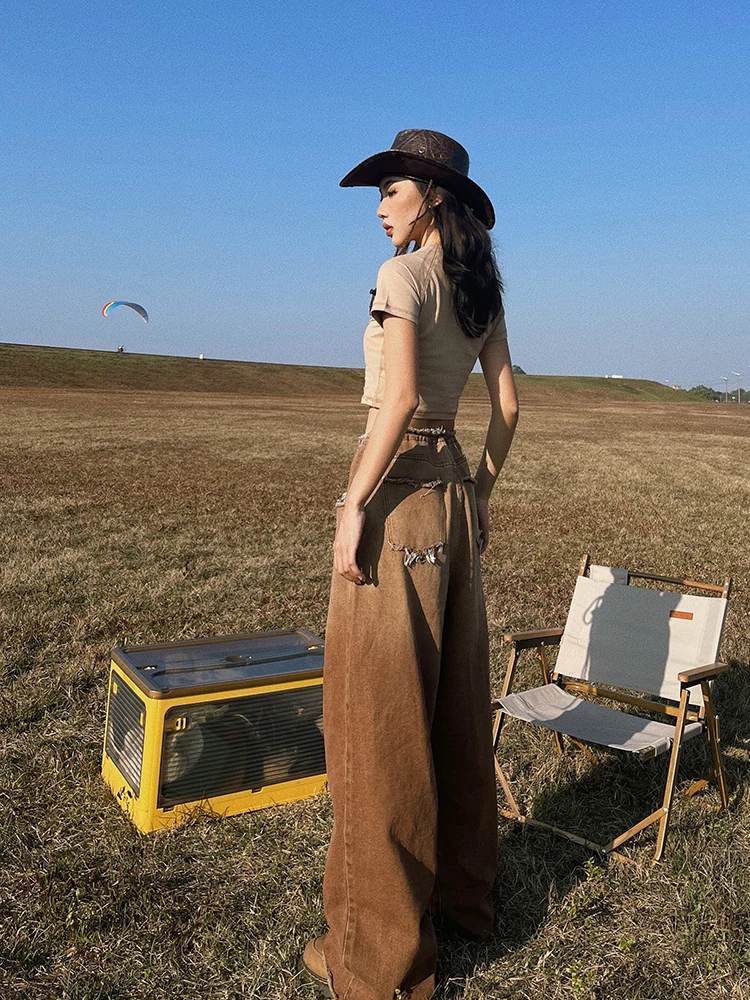 Рисунок 3 - Прямые женские джинсы в стиле ретро с потертостями