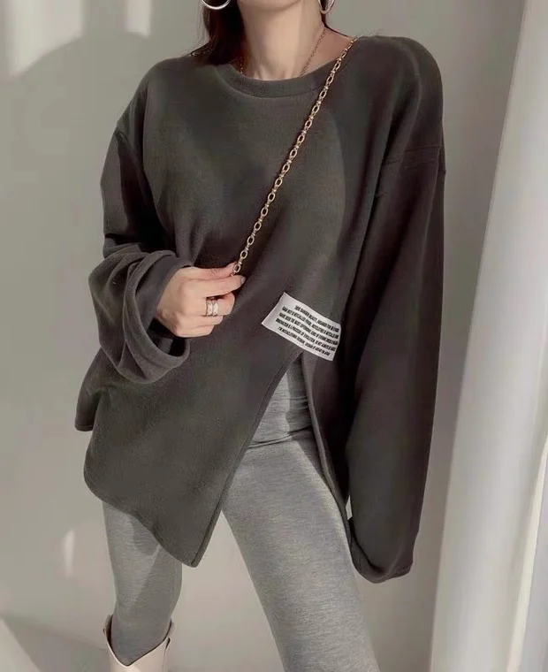 

Han Guodong door spring new round collar pure color left shoulder letter labeling open fork loose long-sleeved T-shirt