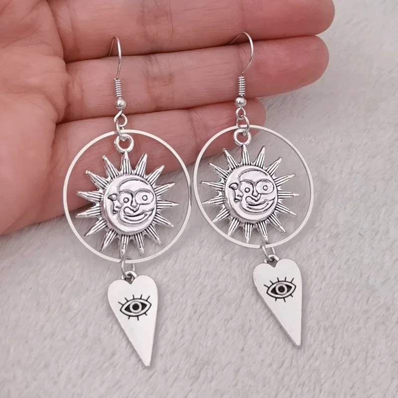 

Retro Sun Earrings Demon Eyes Devil Divination Earring Unique Fashion Interesting Girl Women Jewelry Accessories Pendant Gift