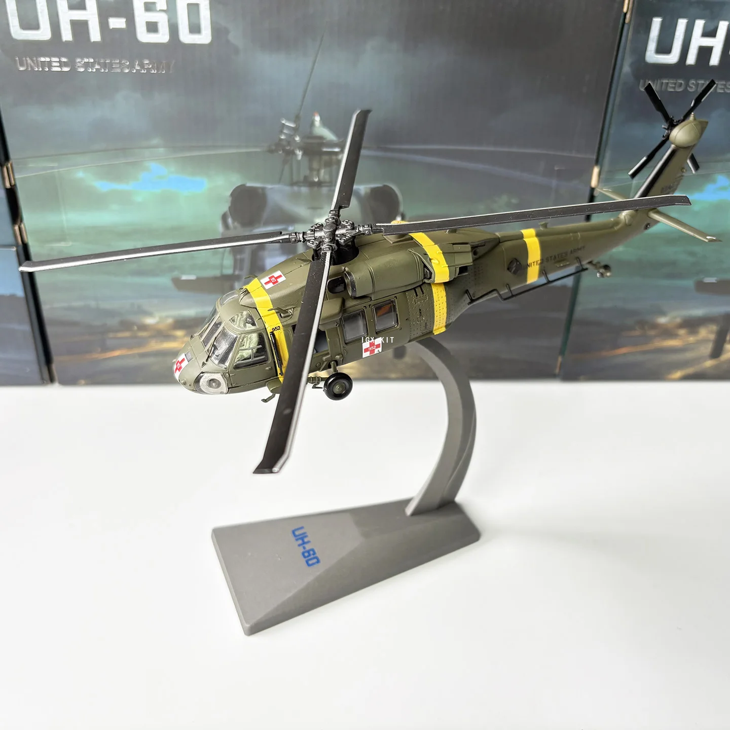Фото Масштабная модель вертолета UH-60 Black Hawk США 1/72, готовая коллекционная модель военного самолета, сувенир, подарок №2