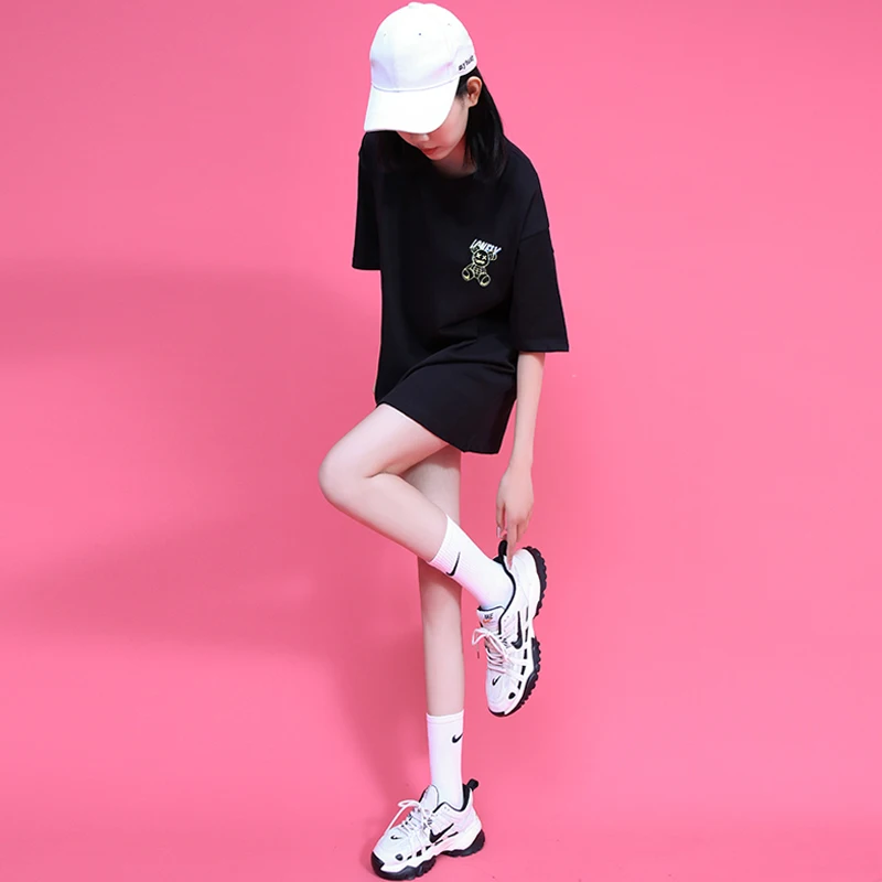 Женская свободная футболка с коротким рукавом круглым вырезом и