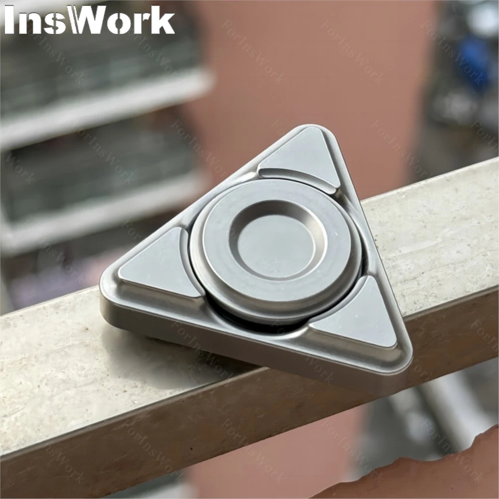 Blacktopworks EDC Trilobal Fingertip Gyro Металлические декомпрессионные игрушки Ручной Спиннер