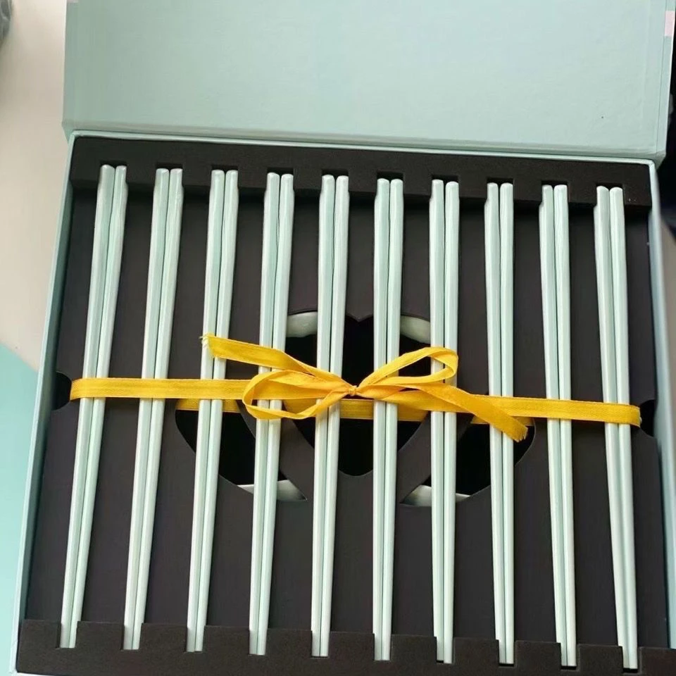 Набор китайской посуды состоит из 10 пар палочек и 10 ложек, подходит для вашего собственного использования или в качестве подарка.