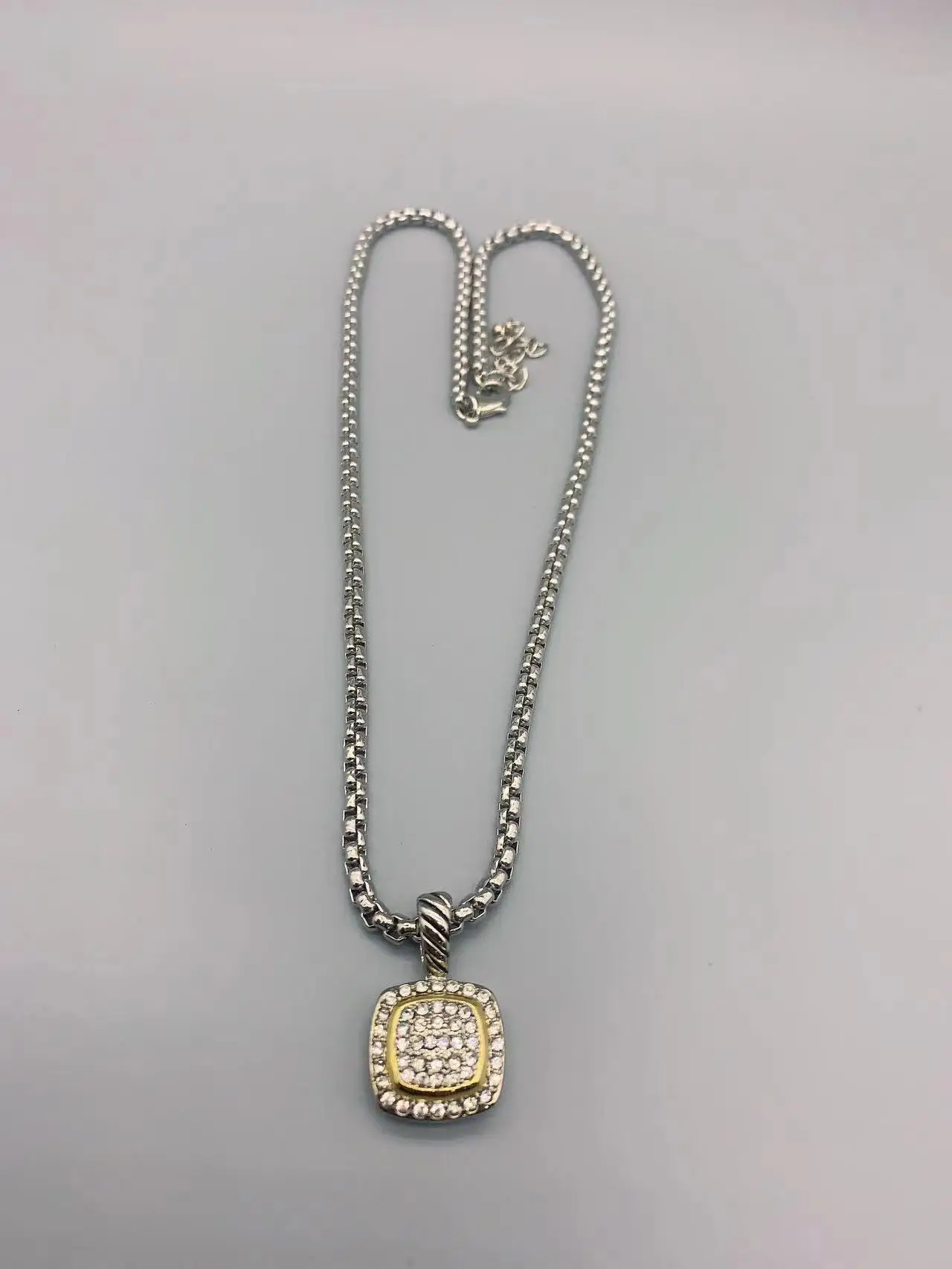 Ожерелье Le Han Jewelry Petite с квадратным серебряным кулоном, покрытое 18-каратным золотом и прозрачным фианитом