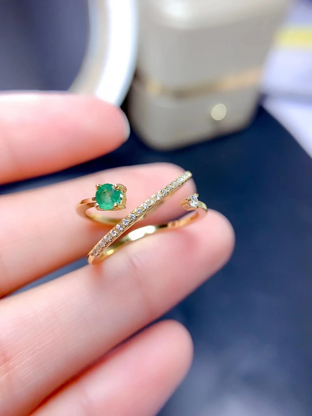 Женское кольцо с изумрудом