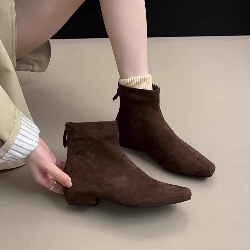 Женские замшевые кожаные осенние ботильоны на квадратном каблуке с острым