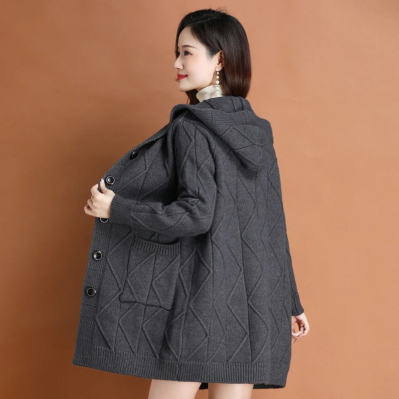 Женское трикотажное пальто с капюшоном бежевого серого и верблюжьего цветов