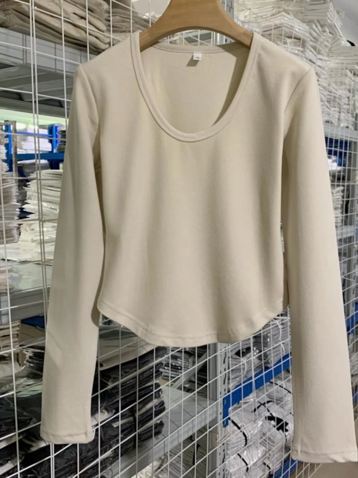 Базовая простая женская однотонная осенняя рубашка с U-образным воротником