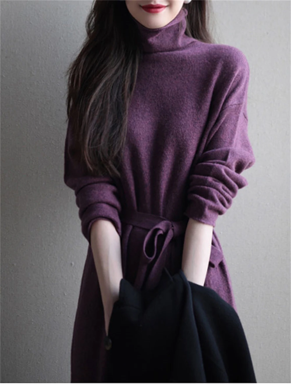 

Женское трикотажное платье-свитер с высоким воротником