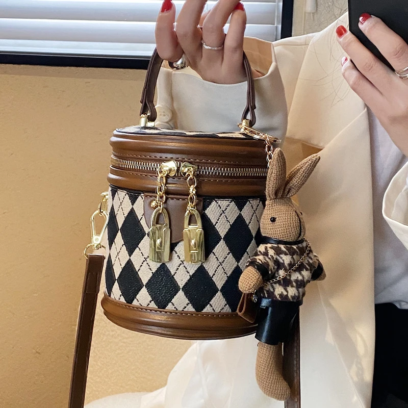 

This year's popular small bag women's 2022 spring new fashion niche messenger bag texture diamond hand-held bucket bag