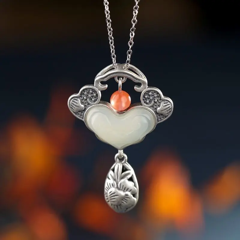 

Autumn new product natural Hetian jade heart-shaped small short necklace pendant classical exquisite silver jewelry