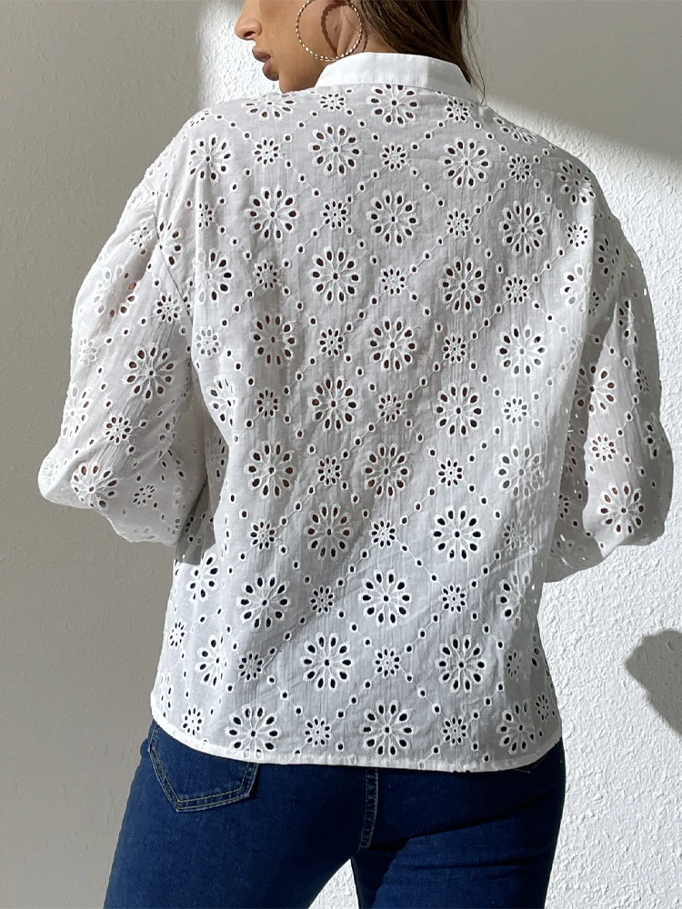 Блузка женская демисезонная с длинным рукавом и V-образным вырезом |