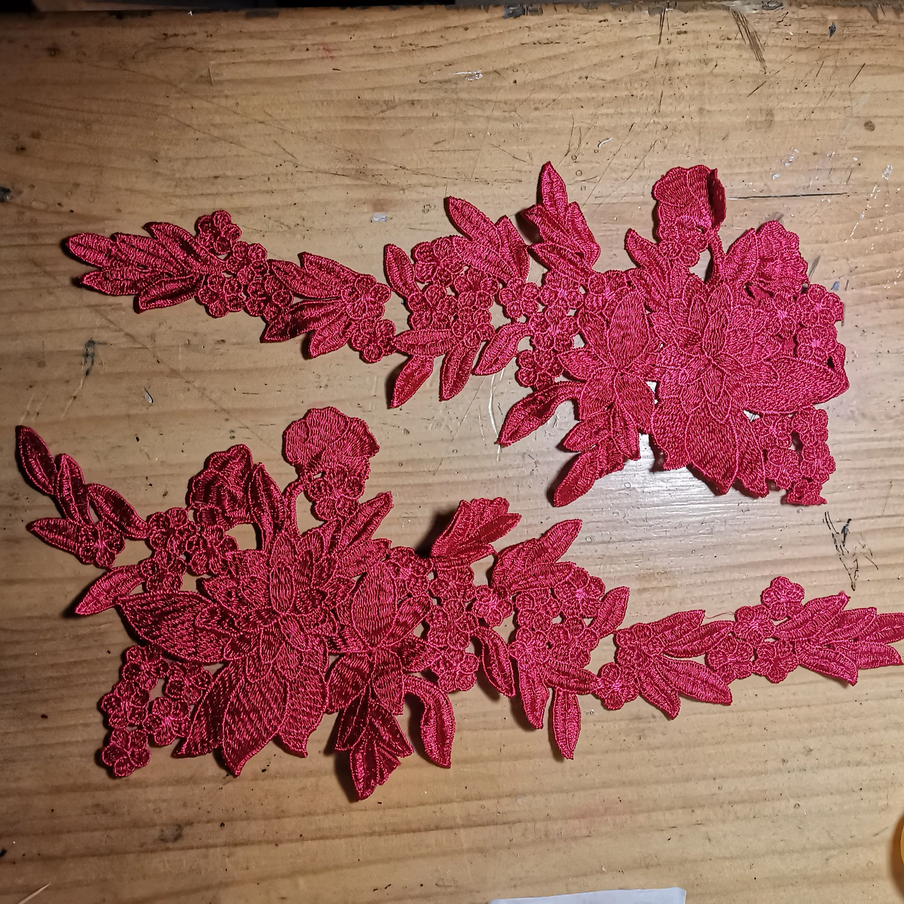 

Пара темно-красных цветочных наклеек для свадебного платья хорошего качества