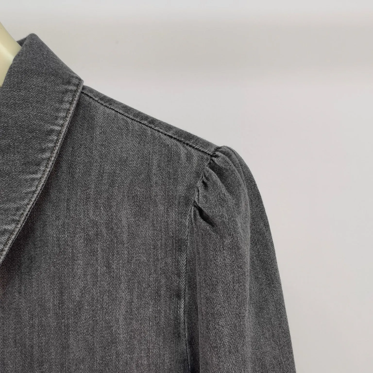 Весна 2024 универсальная модная серая однобортная джинсовая рубашка Shifani топ 3f32249