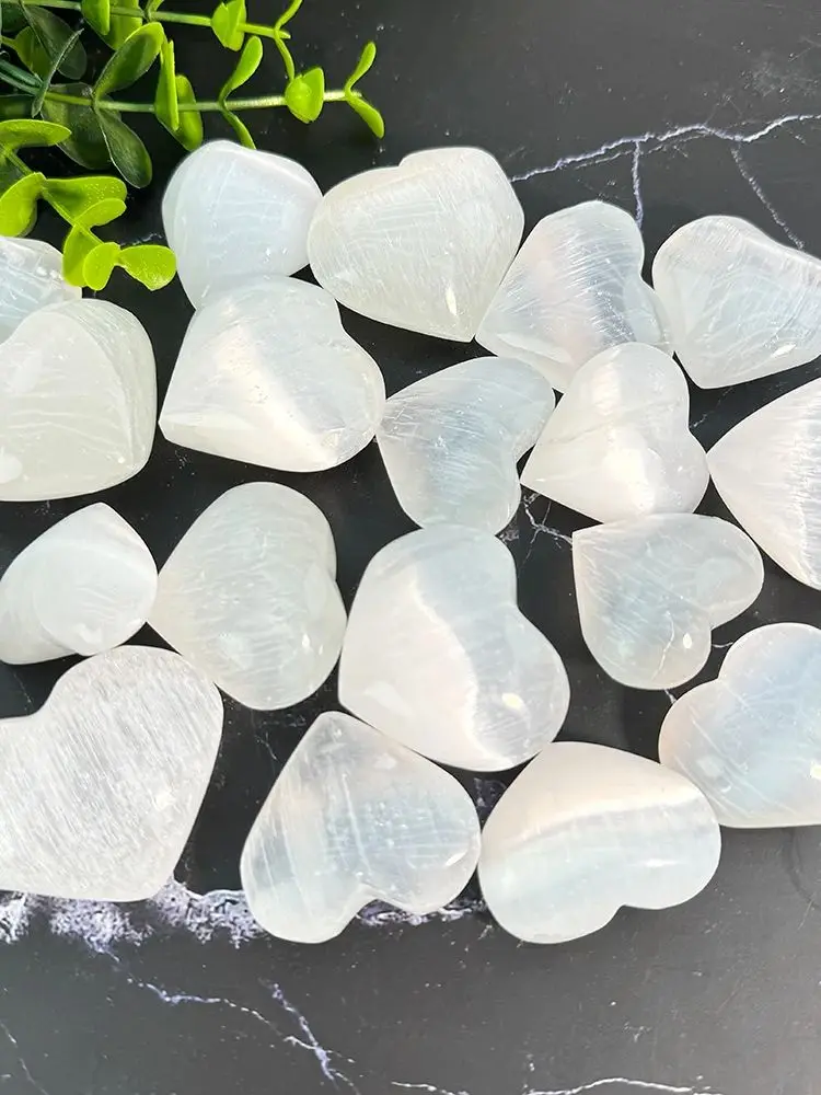 

Полированный селенитовый кристалл в форме сердца