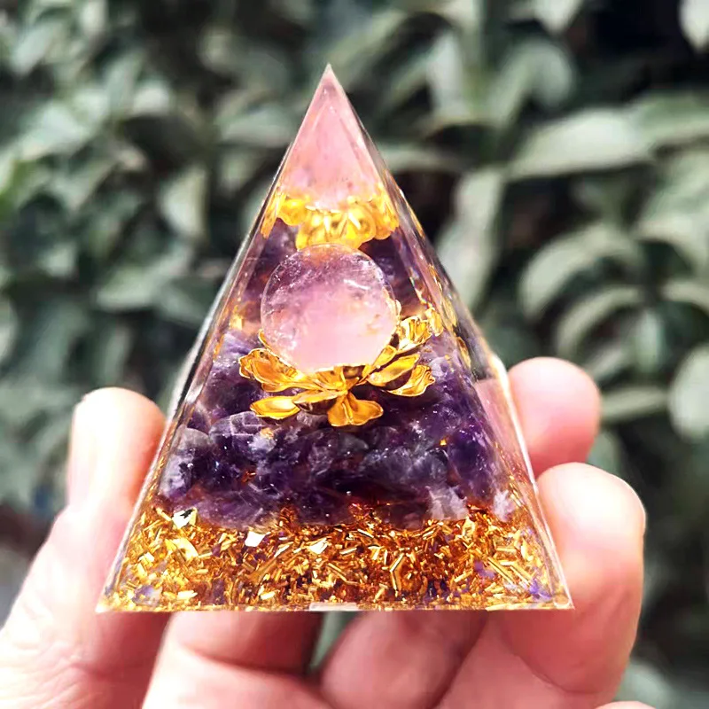 С натуральными кристаллами гравия пирамидальный генератор энергии аметист