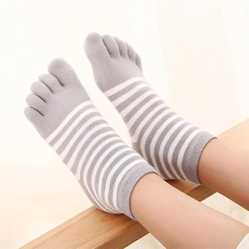 

Носки повседневные для девочек хлопковая одежда полосатые дышащие спортивные детские Разноцветные носки с пятью пальцами для мальчиков де...