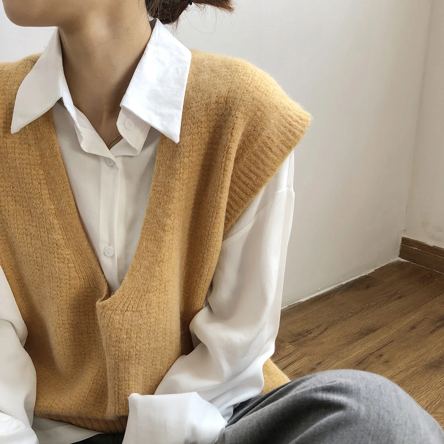 

Women Sweater Vests Solid V-neck Side-slit Knit Fashion Solid Color All-match Elegant Loose Casual Female Retro Warm Tops T376