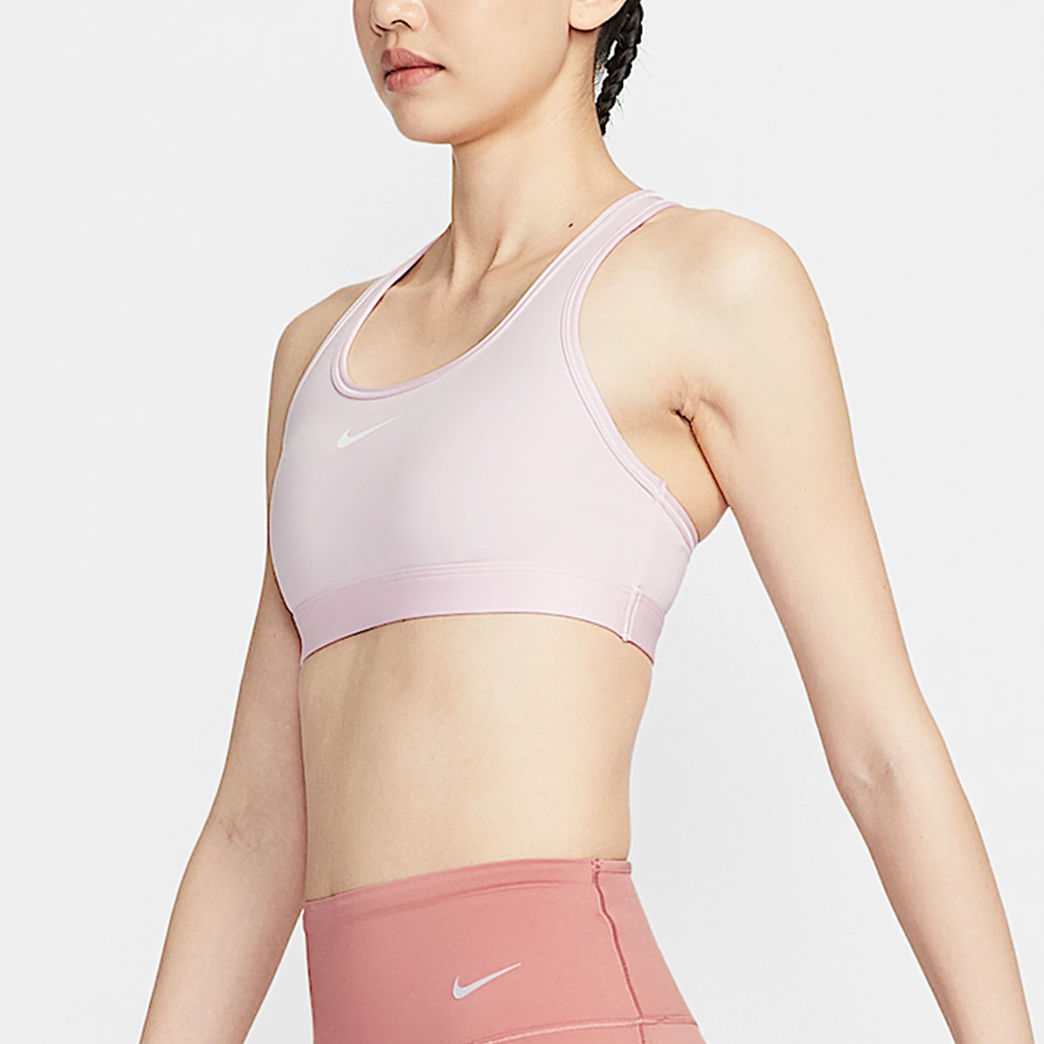 Фото Оригинальный женский спортивный топ Nike Swoosh с круглым вырезом и принтом DX6822-663 №2