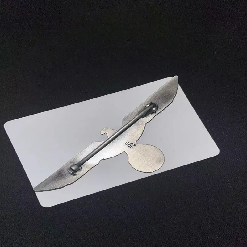 

Металлическая декоративная пряжка с орлом